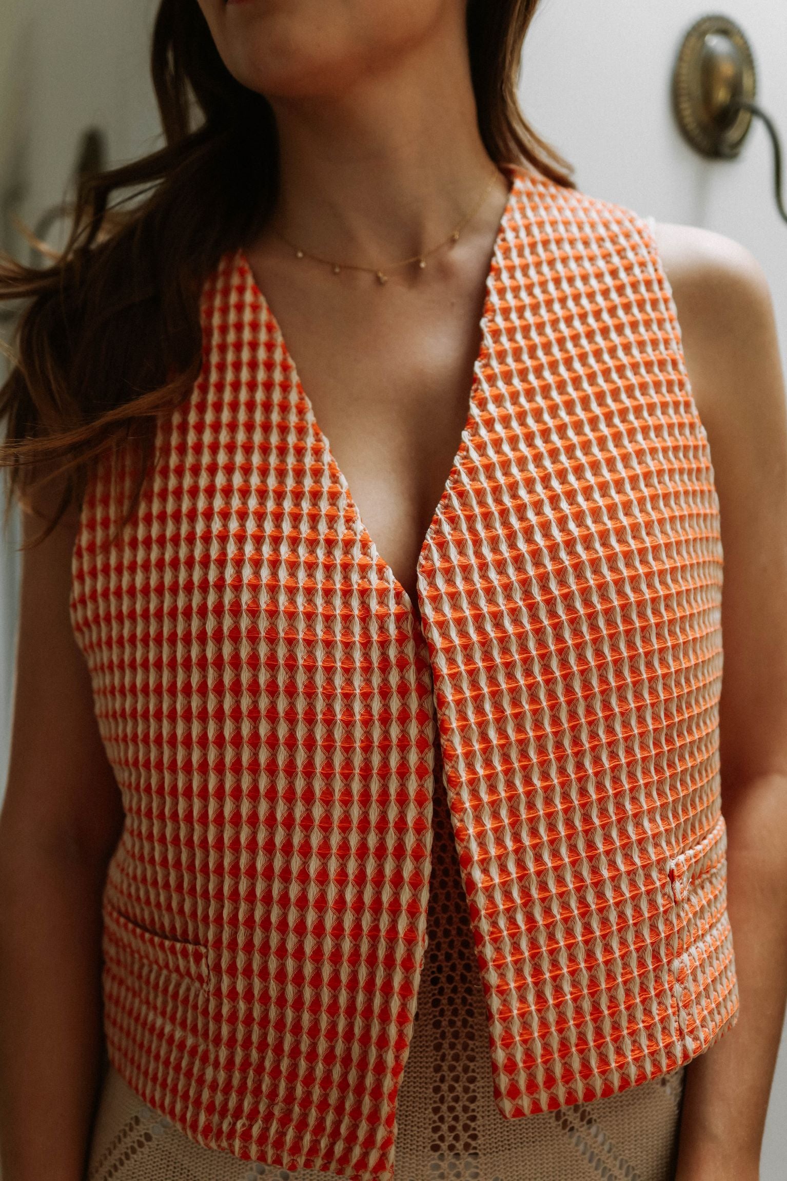 details veste courte by ninette sans manche orange et blanche 